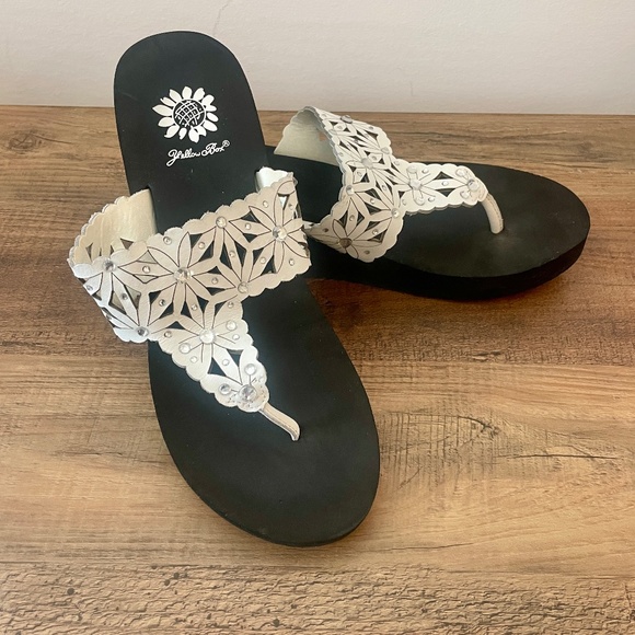Yellowbox Sandals, T Strap, Black with White floral (rhinestones), 7.5 EUC - Picture 5 of 7